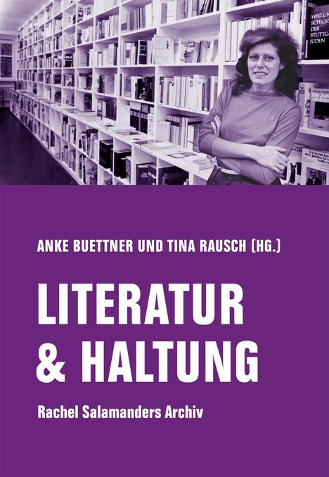 Titel: "Literatur & Haltung". Autoren: Anke Buettner und Tina Rausch. Frau vor Bücherregal.