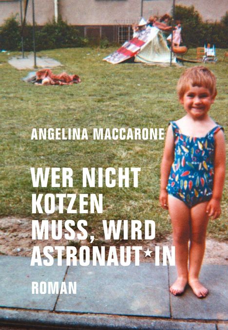 Text: "ANGELINA MACCARONE. WER NICHT KOTZEN MUSS, WIRD ASTRONAUT*IN. ROMAN." 
Ein Kind in einem bunten Badeanzug lächelt. Im Hintergrund ein Spielplatz.