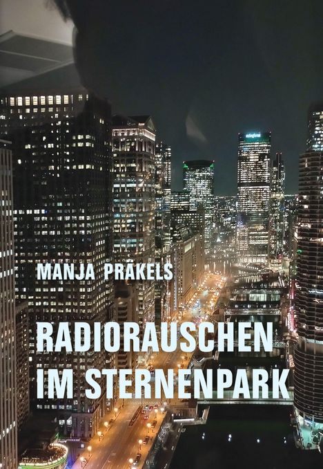 Text: „MANJA PRAKELS RADIORAUSCHEN IM STERNENPARK“. Stadtansicht bei Nacht mit beleuchteten Hochhäusern.