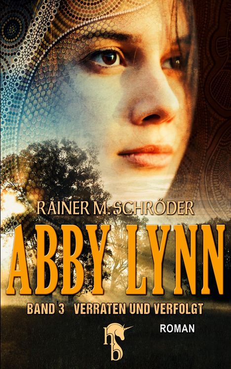 "Rainer M. Schröder, Abby Lynn, Band 3 Verraten und Verfolgt, Roman." Gesicht vor Waldhintergrund, aboriginale Muster.