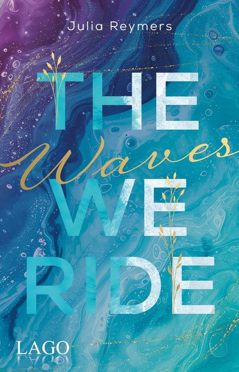 Text: Julia Reymers, THE Waves WE RIDE, LAGO. Hintergrund in blauen und violetten Farbtönen mit goldenen Akzenten.