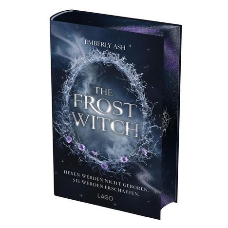 „EMBERLY ASH, THE FROST WITCH, Hexen werden nicht geboren, sie werden erschaffen, LAGO.“ Eisiger Kranz mit lila Blumen.