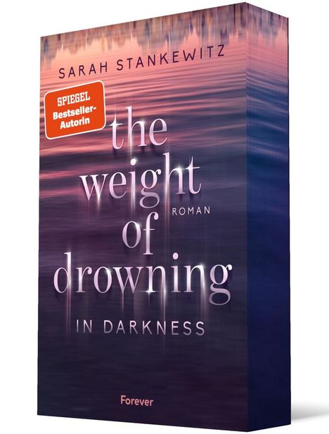 "the weight of drowning IN DARKNESS" steht auf einem stimmungsvollen, verschwommenen Hintergrund in Lila- und Pinktönen.