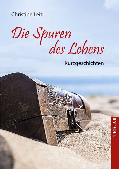 "Die Spuren des Lebens. Kurzgeschichten. Christine Leitl. TRIGA." Eine Schatztruhe im Sand am Meer.