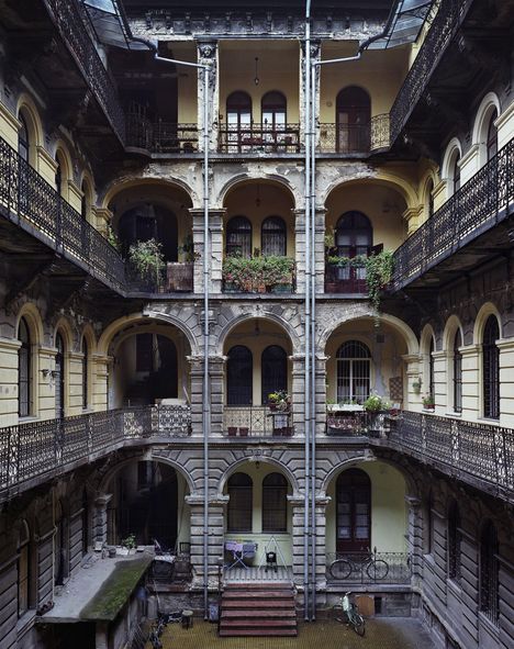 Yves Marchand: Budapest Courtyards, Buch