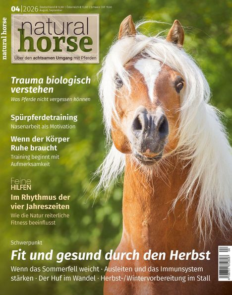 "natural horse" Ausgabe 04/2026. Titelthemen: Trauma, Spürpferdetraining, Fitness. Vordergrund: Ein Pferd mit weißer Mähne.