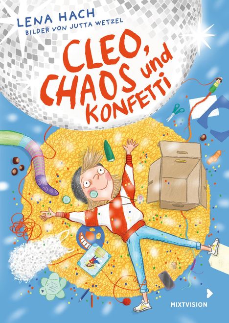 "Cleo, Chaos und Konfetti" in roter Schrift. Ein fröhliches Kind liegt auf Konfetti unter einer Discokugel.