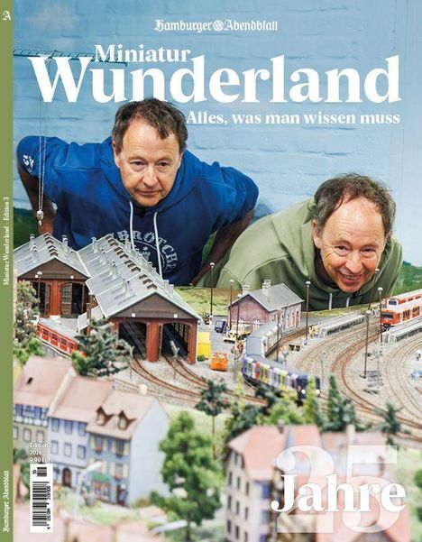 Der Text "Miniatur Wunderland - Alles, was man wissen muss" erscheint über zwei Personen, die sich über eine Modelleisenbahn beugen.