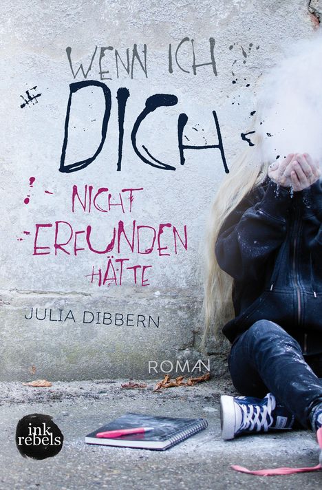 "Wenn ich dich nicht erfunden hätte" von Julia Dibbern. Eine Person mit langen Haaren und Staub vor dem Gesicht sitzt am Boden.