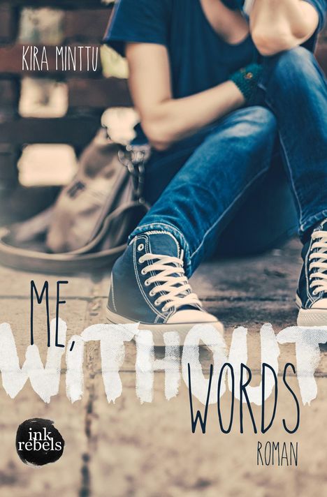 Text: "Kira Minttu", "Me Without Words", "Roman", "ink rebels". Eine Person sitzt lässig, trägt Jeans und Sneakers.