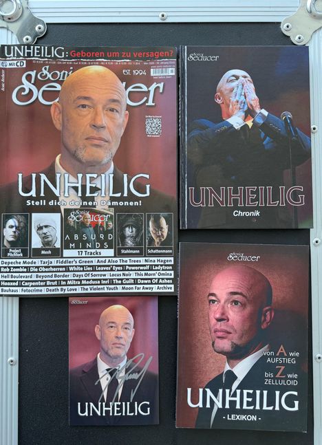 Texte: „UNHEILIG: Geboren um zu versagen?“, „UNHEILIG - Stell dich deinen Dämonen!“, „Chronik“, „Lexikon“, Namen von Bands. Cover von Magazin und Büchern.