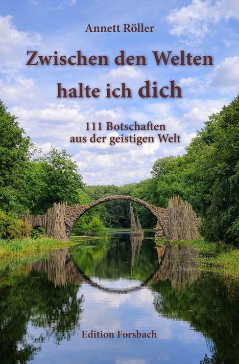 Buchtitel: "Zwischen den Welten halte ich dich" von Annett Röller. Eine Steinbrücke spiegelt sich in einem ruhigen Fluss.