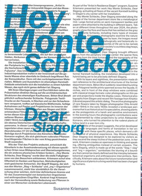 Große, blaue Worte: "Hey Monte Schlacko, Dear Slagorg". Unten: "Susanne Kriemann". Hintergrund: Text über ein Kunstprojekt.
