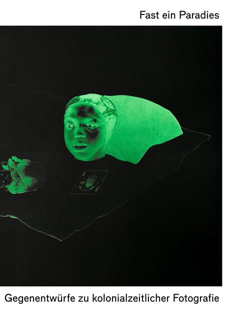 Texte: "Fast ein Paradies", "Gegenentwürfe zu kolonialzeitlicher Fotografie". Eine grüne Figur vor schwarzem Hintergrund.