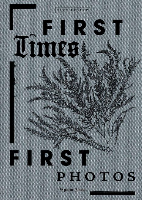 „First Times, First Photos“. Luce Lebart. Illustration von Pflanzen auf grauem Hintergrund.