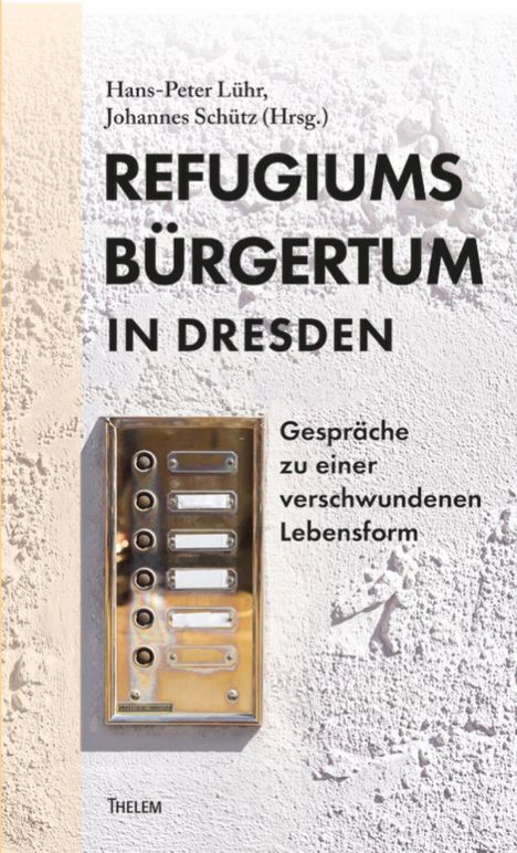 „REFUGIUMS BÜRGERTUM IN DRESDEN. Gespräche zu einer verschwundenen Lebensform.“ Altes Klingelschild, strukturierte Wand.