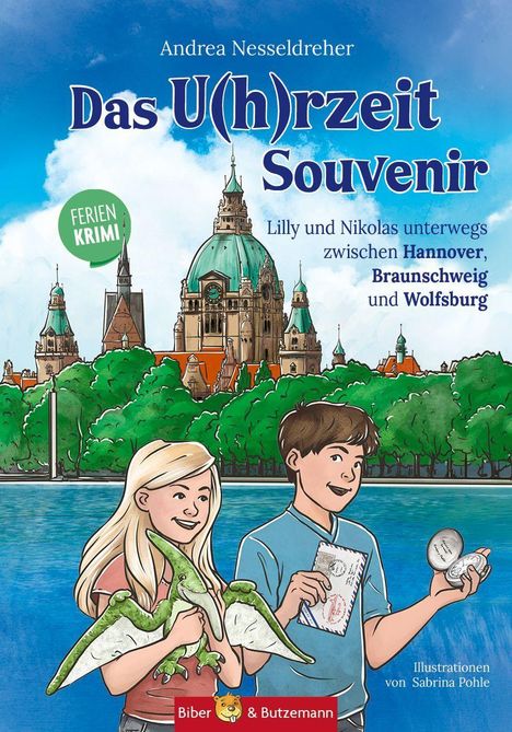 Titel: "Das U(h)rzeit Souvenir". Ein Ferienkrimi mit Lilly und Nikolas in Hannover, Braunschweig und Wolfsburg. Illustration zweier Kinder, ein Mädchen mit einem Spielzeug-Dinosaurier und ein Junge mit einer Taschenuhr, vor einer architektonischen Kulisse mit Kuppel. Biber & Butzemann Logo.