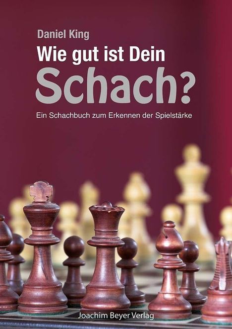 „Daniel King. Wie gut ist Dein Schach? Ein Schachbuch zum Erkennen der Spielstärke.“ Schachfiguren im Vordergrund.