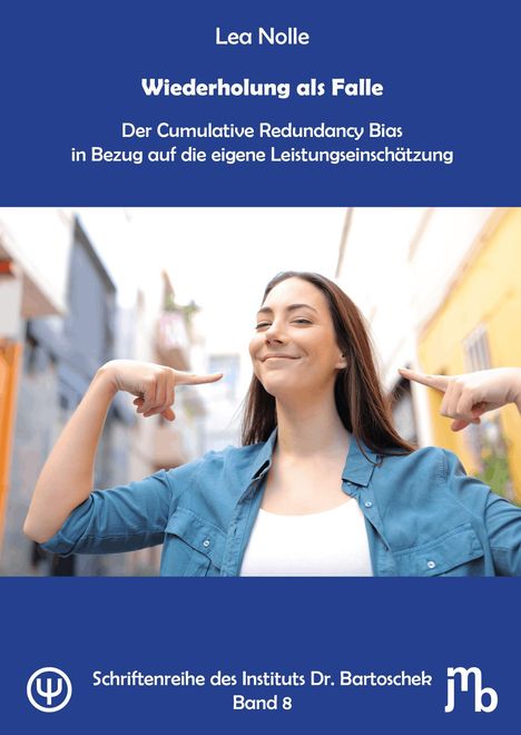 „Lea Nolle. Wiederholung als Falle. Der Cumulative Redundancy Bias in Bezug auf die eigene Leistungseinschätzung.” Eine Frau zeigt mit Daumen auf sich.