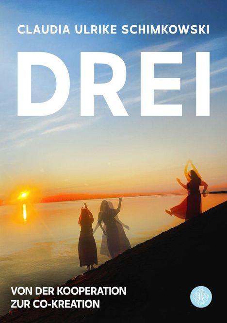 Text: "DREI" und "VON DER KOOPERATION ZUR CO-KREATION". Drei Frauen tanzen am Ufer bei Sonnenuntergang.