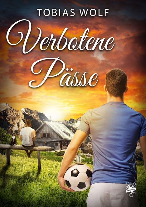 "Tobias Wolf Verbotene Pässe" steht in Weiß. Ein Mann hält einen Fußball, blickt auf eine Hütte und Berge im Sonnenuntergang.