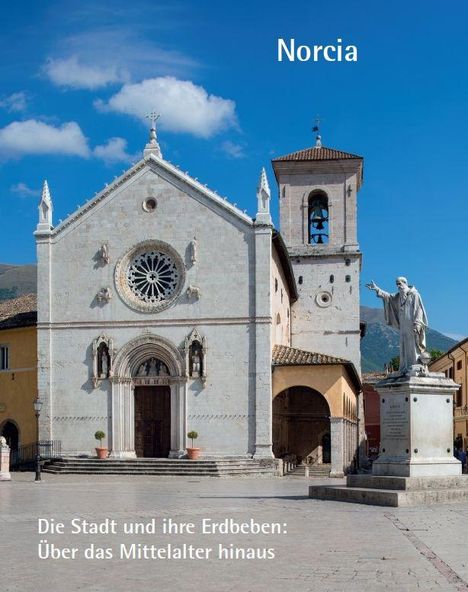 "Norcia. Die Stadt und ihre Erdbeben: Über das Mittelalter hinaus." Kirche mit Rosettenfenster und Statue davor.