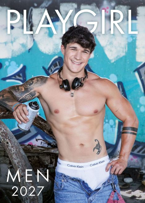 "PLAYGIRL MEN 2027" steht oben. Ein lächelnder Mann mit Kopfhörern trägt Jeans, zeigt Tattoos und hält eine Spraydose.