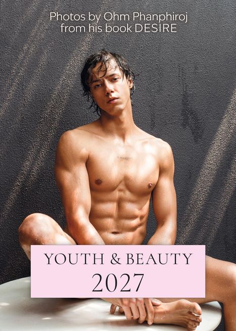 "YOUTH & BEAUTY 2027." Ein junger, muskulöser Mann sitzt nackt vor einer strukturierten Wand.