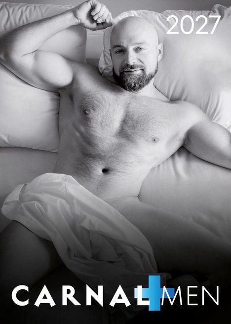 2027, CARNAL MEN: Ein muskulöser Mann liegt entspannt auf weißen Kissen, mit einem Lächeln, bedeckt von einem weißen Tuch.