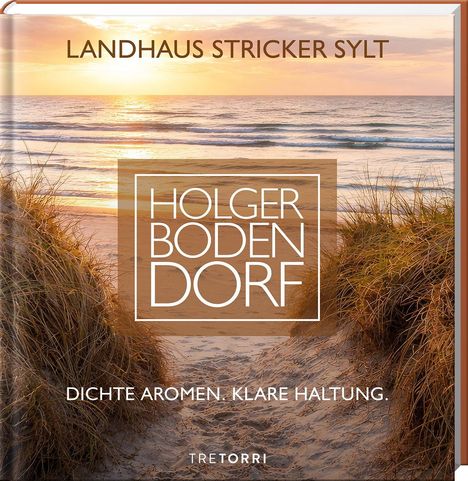 Die Texte sagen: "LANDAUS STRICKER SYLT", "HOLGER BODENDORF", "DICHTE AROMEN. KLARE HALTUNG.", "TRETORRI". Sandweg am Strand bei Sonnenuntergang.