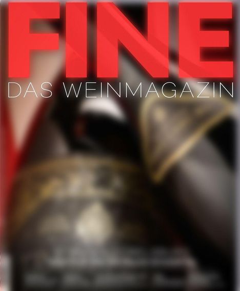 FINE DAS WEINMAGAZIN. Eine Flasche Wein in Nahaufnahme mit goldener Verzierung auf dem Etikett.