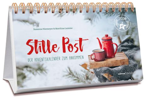 „Stille Post - Der Adventskalender zum Ankommen“ steht in roter und grüner Schrift. Rote Teekanne und Tasse auf Schneehintergrund.