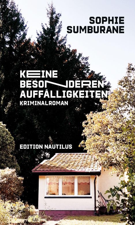 Oben steht "SOPHIE SUMBURANE". In der Mitte "KEINE BESONDEREN AUFFÄLLIGKEITEN KRIMINALROMAN". Unten: "EDITION NAUTILUS". Ein kleines Haus umgeben von Bäumen.