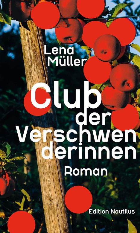 "Lena Müller, Club der Verschwenderinnen, Roman, Edition Nautilus." Ein Holzpfosten mit roten Äpfeln und Blättern.