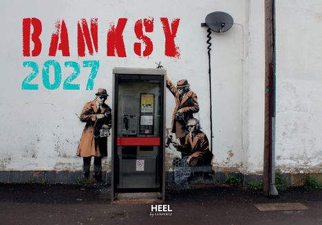 Text "BANKSY 2027" in Rot und Türkis. Graffiti von Männern in Trenchcoats bei einer Telefonzelle.
