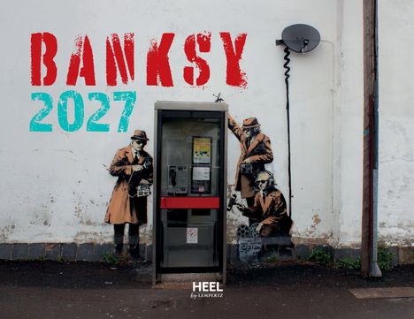 Der Text "BANKSY 2027" ist in großen Buchstaben an einer weißen Wand. Darunter eine Telefonzelle und drei Detektive als Gemälde.
