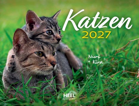 „Katzen 2027“ in großen Buchstaben, darunter „Nuri + Kira“. Zwei Katzen liegen im grünen Gras, eine umarmt die andere.