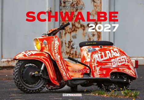 Texte: "SCHWALBE 2027", "ALLRAD GIEST". Roter Motorroller vor rostigem Hintergrund.