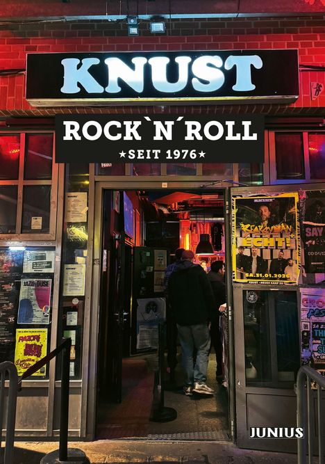 "KNUST. Rock 'n' Roll seit 1976." Der Eingang zu einem Musikclub mit Plakaten und rotem Licht.
