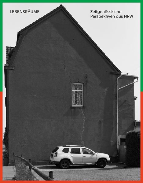 Text: "LEBENSRÄUME" und "Zeitgenössische Perspektiven aus NRW". Schwarz-weißes Foto eines Hauses mit parkendem Auto.