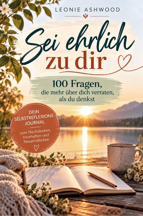 „Sei ehrlich zu dir. 100 Fragen, die mehr über dich verraten, als du denkst.“ Notizbuch und Tasse am See im Sonnenuntergang.