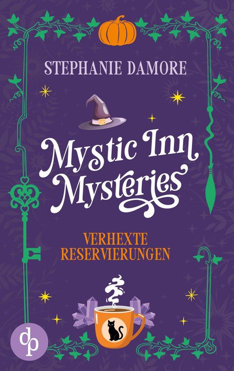 "Stephanie Damore, Mystic Inn Mysteries, Verhexte Reservierungen". Illustration mit Kürbis, Hexenhut, Schlüssel, Katze und Kaffeetasse.