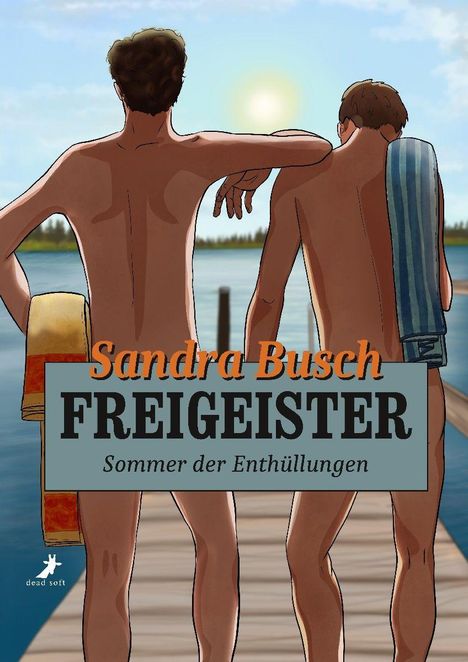 „Sandra Busch FREIGEISTER Sommer der Enthüllungen“. Zwei Männer stehen auf einem Steg vor einem See, einer legt den Arm um den anderen.