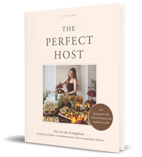 „THE PERFECT HOST“: Ein Buch von Gamze Vural über Gastgeben mit 20 Ideen. Foto einer Frau beim Dekorieren eines Buffets.