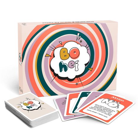 Eine Spielschachtel mit Schriftzug "bohei" auf farbigem Hintergrund und Spielkarten mit Texten, z.B. "Aktion: NO."
