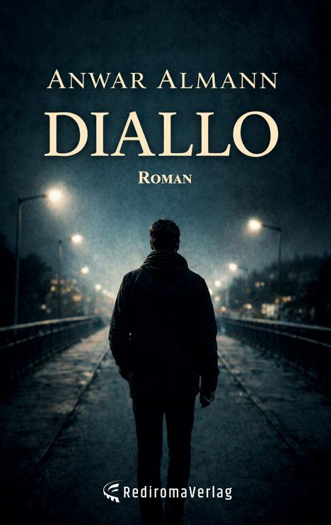 "Anwar Almann - Diallo". Eine Person in einem Mantel geht eine dunkle, menschenleere Straße entlang.