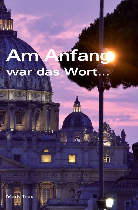 Am Anfang war das Wort... Mark Tres. Dom mit Kuppeln im Dämmerlicht, eine beleuchtete Straßenlaterne im Vordergrund.