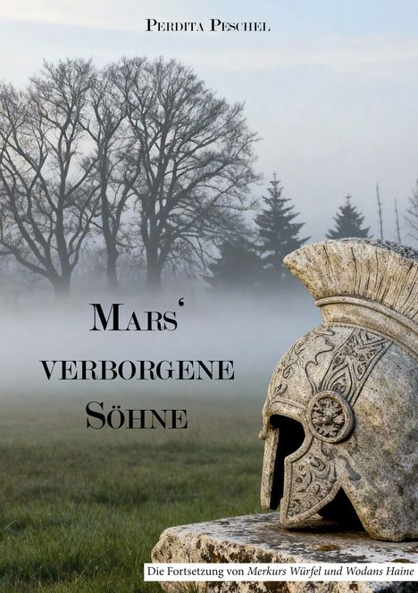 "Mar's verborgene Söhne", oben Bäume im Nebel, rechts unten ein antiker Helm auf Stein. Ein mystisches, historisch anmutendes Motiv.