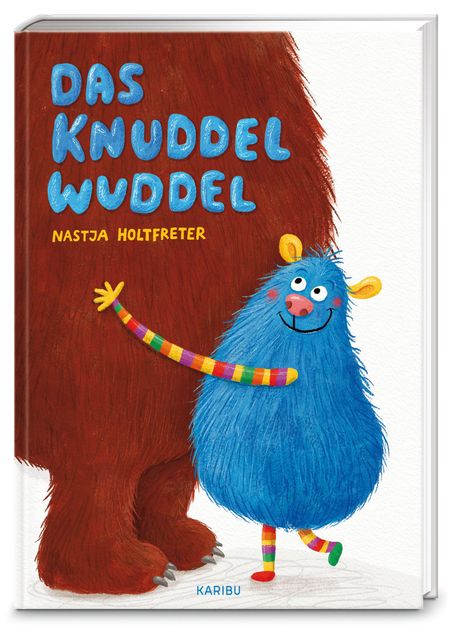 „DAS KNUDDEL WUDDEL“ und „NASTJA HOLTFRETER“. Ein blaues, fröhliches Wesen umarmt ein größeres, braunes Wesen.