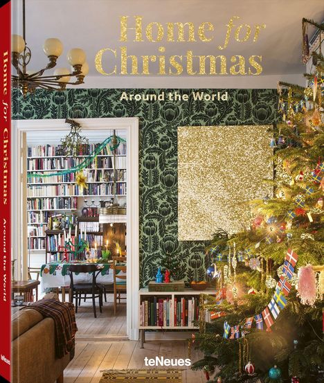 „Home for Christmas Around the World“ in gold. Festlich geschmücktes Wohnzimmer mit Weihnachtsbaum und Büchern.